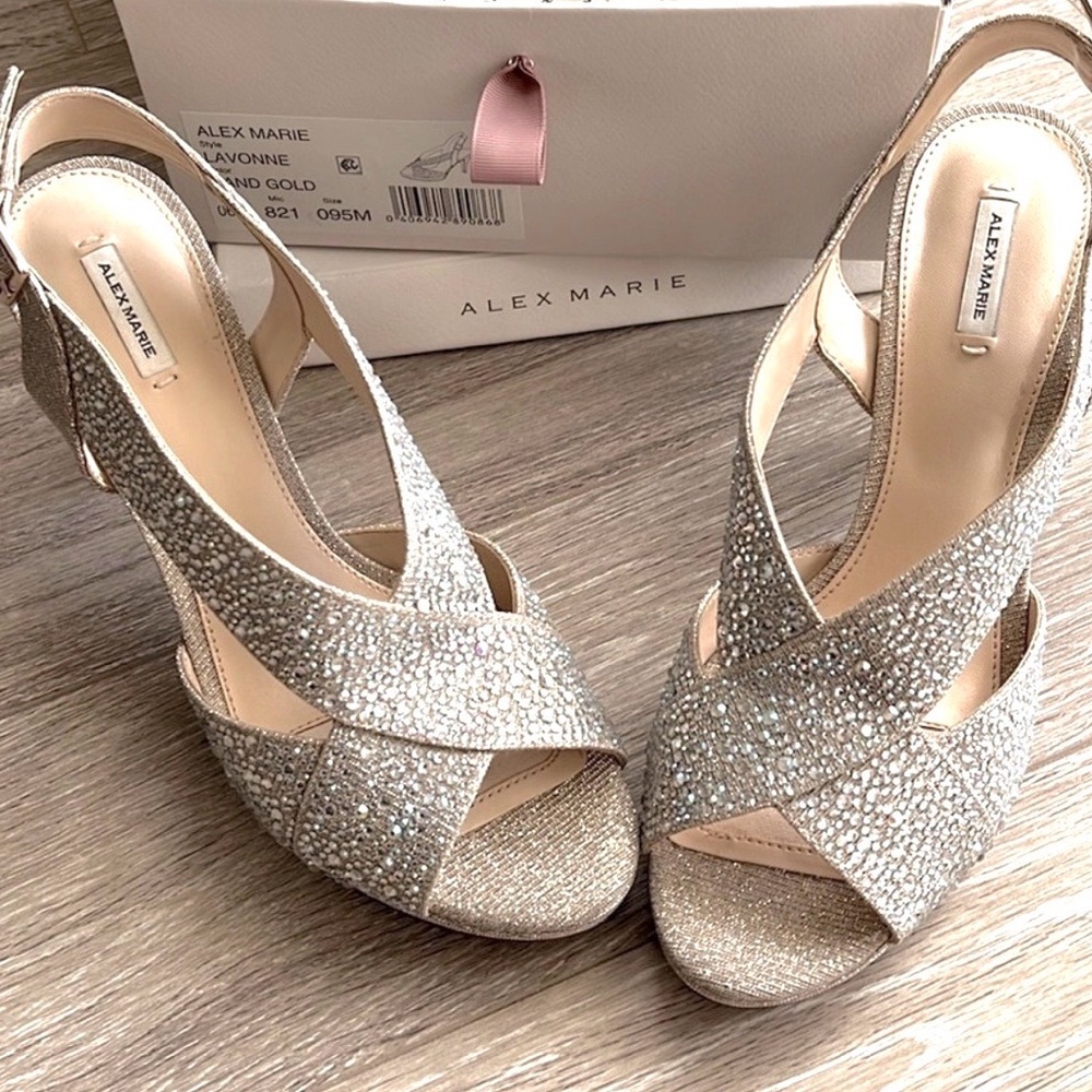 NIB Alex Marie Women's sand gold Sandals Size 9.5M